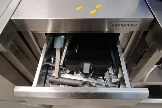 Rustfri opbevaringsbord GGM GASTRO med indhold (uden maskiner)