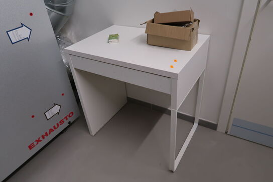 Bord samt reol m.m.