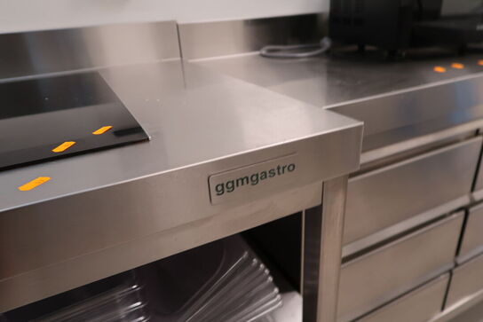 Rustfri opbevaringsbord GGM GASTRO med indhold (uden maskiner)