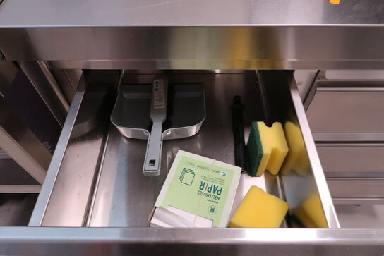 Rustfri opbevaringsbord GGM GASTRO med indhold (uden maskiner)
