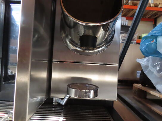 Kaffemaskine med 2 bryggehoveder - NESPRESSO MOMENTO COFFEE