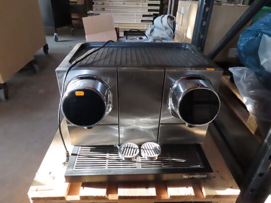 Kaffemaskine med 2 bryggehoveder - NESPRESSO MOMENTO COFFEE