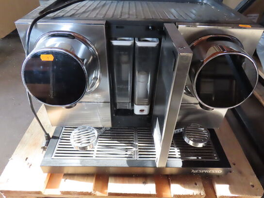 Kaffemaskine med 2 bryggehoveder - NESPRESSO MOMENTO COFFEE