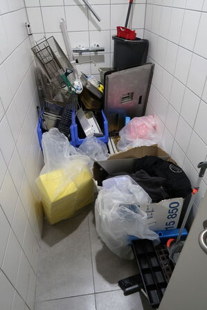 Omklædningsskabe samt div. Køkkenudstyr m.m.