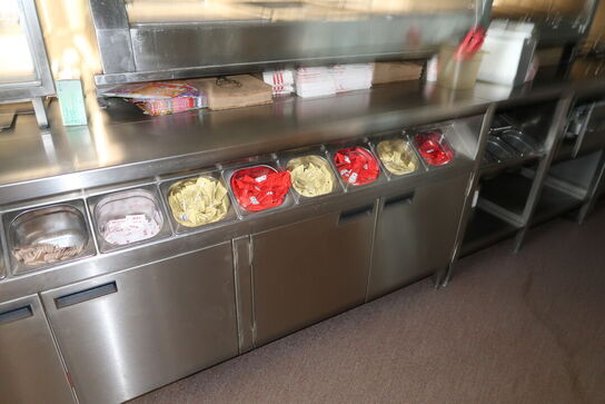 Rustfri stålbord med indhold (transfer bin og varmeskab medfølger ikke)