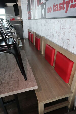 3 stk. borde, 5 stk. stole samt bænk