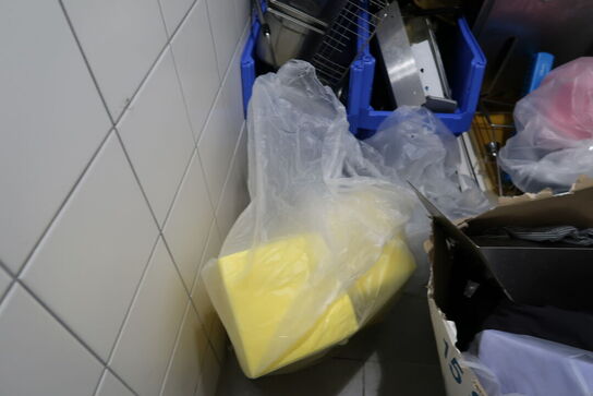 Omklædningsskabe samt div. Køkkenudstyr m.m.