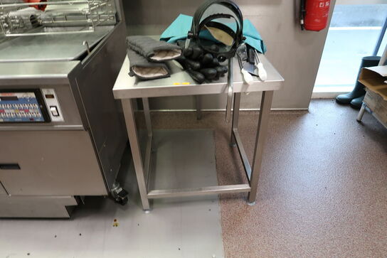 Rustfri stålbord med indhold