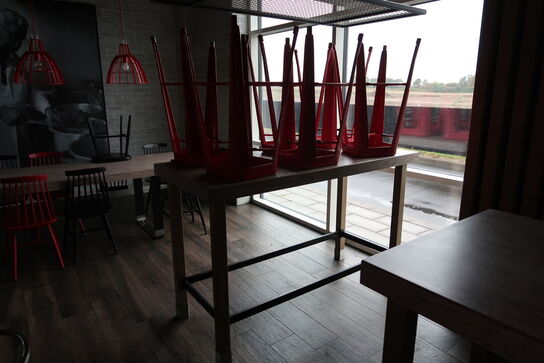 2 stk. barborde med 10 stk. barstole