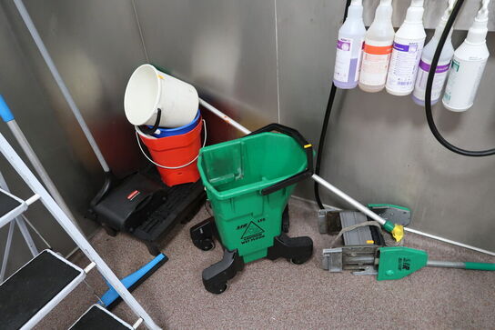 Trappestige samt div. Rengøringsartikler