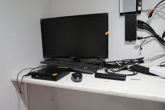 Computerskærm SAMSUNG S22E450 med computer HP MP9 med tastatur og mus