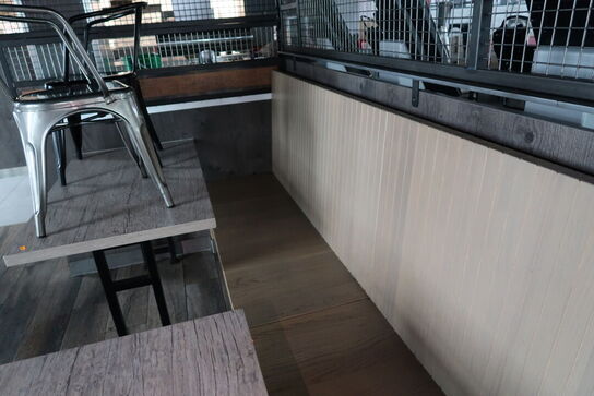 2 stk. borde med 4 stk. stole samt bænk