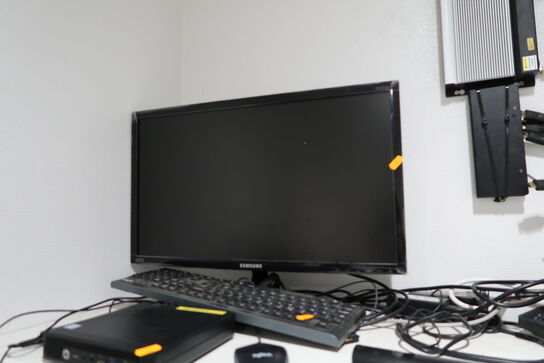 Computerskærm SAMSUNG S22E450 med computer HP MP9 med tastatur og mus