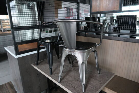 2 stk. borde med 4 stk. stole samt bænk