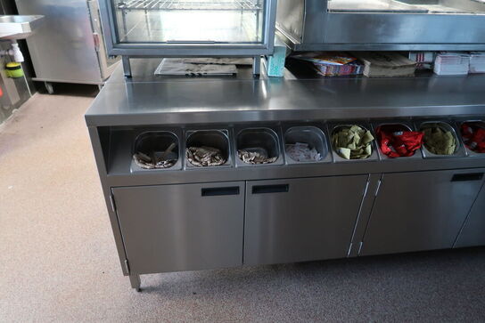 Rustfri stålbord med indhold (transfer bin og varmeskab medfølger ikke)