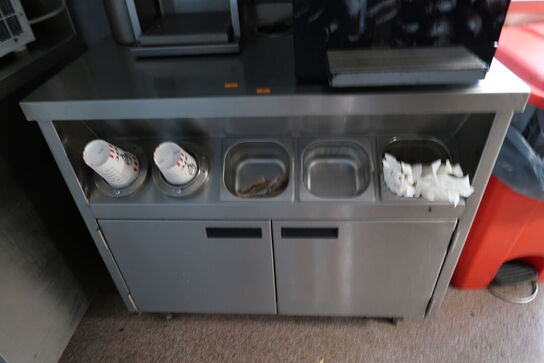 Rustfri stålbord med indhold (maskiner medfølger ikke)