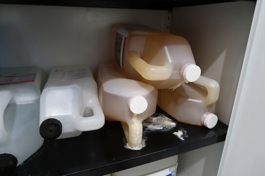 Stålskab med div. Rengøringsmidler