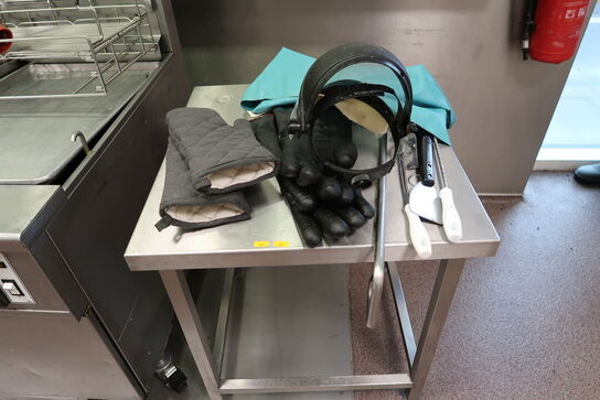 Rustfri stålbord med indhold