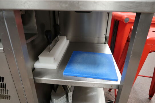 Rustfri stålbord med indhold (paninigrill og grøntsagsskærer medfølger ikke)