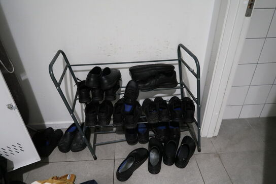 Omklædningsskabe samt div. Køkkenudstyr m.m.