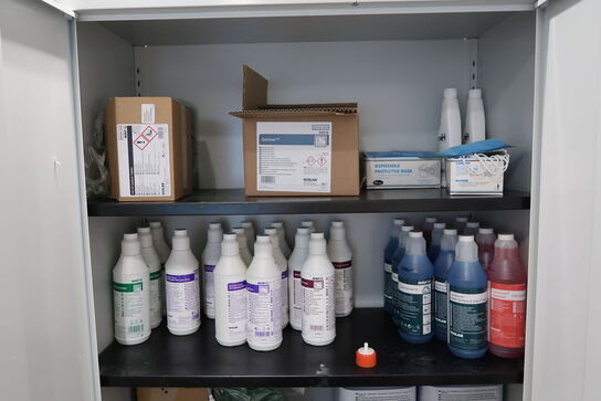 Stålskab med div. Rengøringsmidler