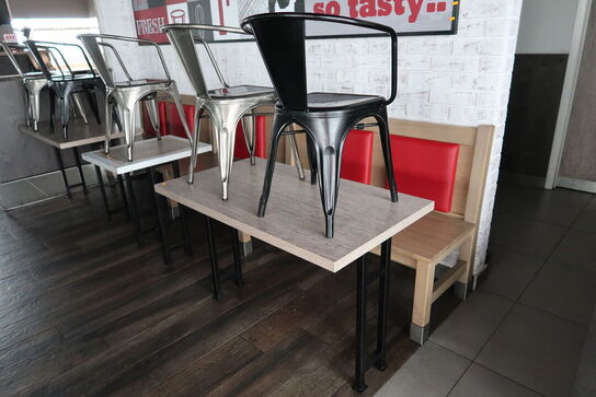 3 stk. borde, 5 stk. stole samt bænk