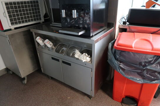 Rustfri stålbord med indhold (maskiner medfølger ikke)