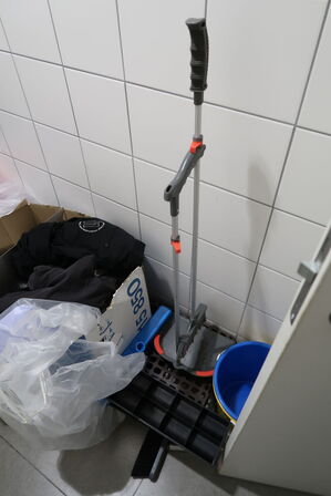 Omklædningsskabe samt div. Køkkenudstyr m.m.