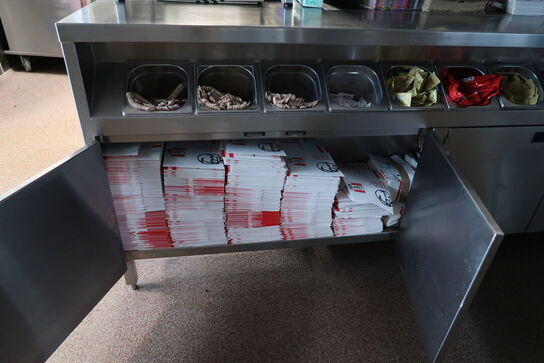 Rustfri stålbord med indhold (transfer bin og varmeskab medfølger ikke)