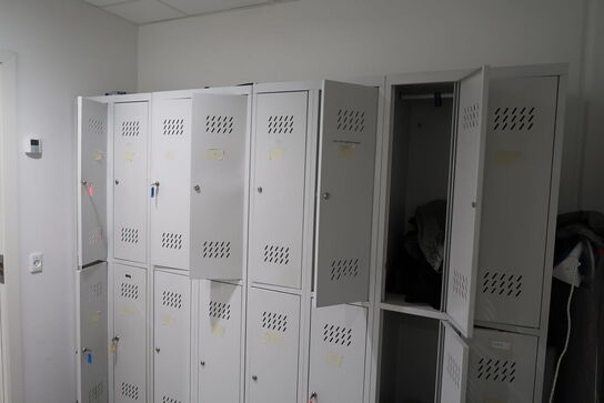 Omklædningsskabe samt div. Køkkenudstyr m.m.