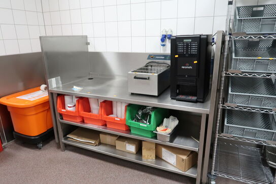 Rustfri stålbord med indhold (maskiner medfølger ikke)