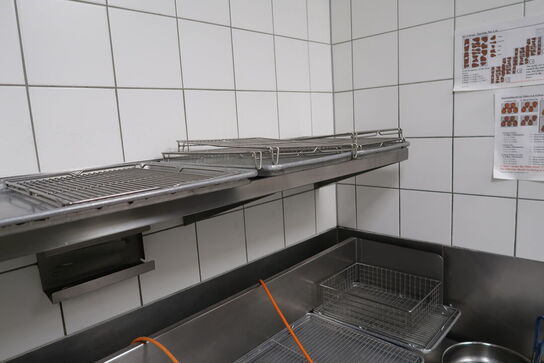 Rustfri stålhylde med indhold