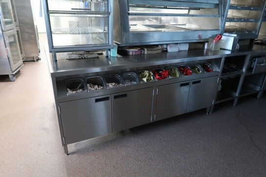 Rustfri stålbord med indhold (transfer bin og varmeskab medfølger ikke)