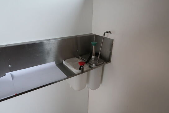 Rustfri stålhylde med indhold