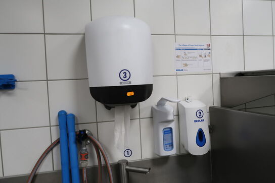 Vaskestation, papirdispenser, sæbedispenser m.m.