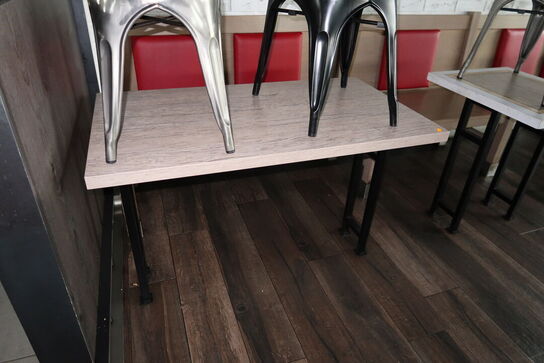 3 stk. borde, 5 stk. stole samt bænk