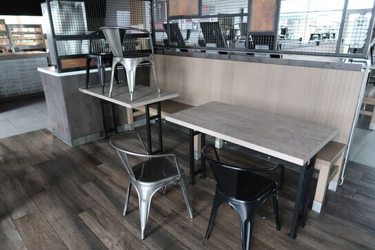 2 stk. borde med 4 stk. stole samt bænk