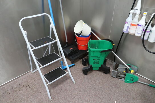 Trappestige samt div. Rengøringsartikler