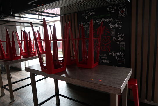 2 stk. barborde med 10 stk. barstole