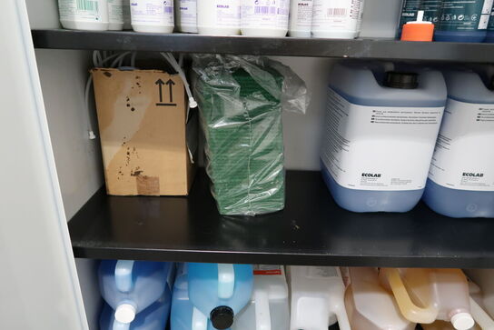 Stålskab med div. Rengøringsmidler