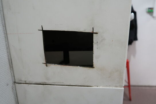 Pengeskab (skåret hul i siden)