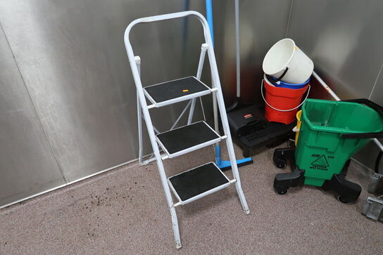 Trappestige samt div. Rengøringsartikler