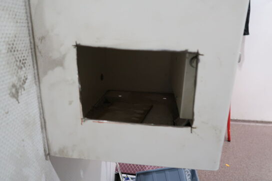 Pengeskab (skåret hul i siden)