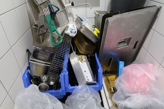 Omklædningsskabe samt div. Køkkenudstyr m.m.