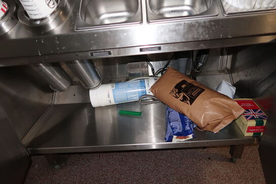 Rustfri stålbord med indhold (maskiner medfølger ikke)