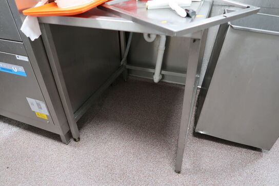 Rustfri stålbord med indhold