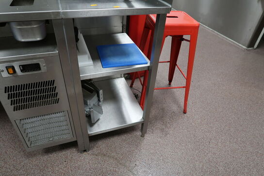 Rustfri stålbord med indhold (paninigrill og grøntsagsskærer medfølger ikke)