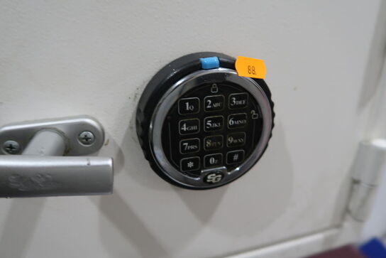 Pengeskab (skåret hul i siden)