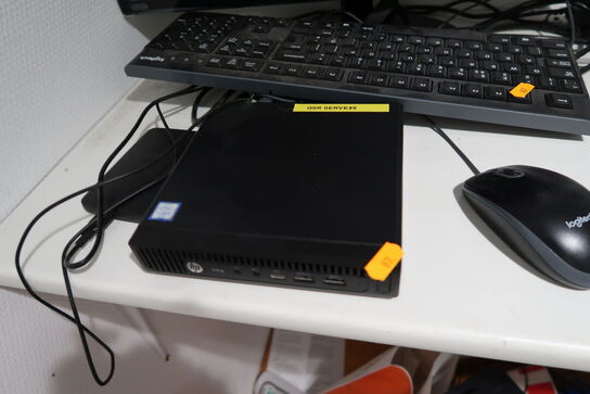 Computerskærm SAMSUNG S22E450 med computer HP MP9 med tastatur og mus