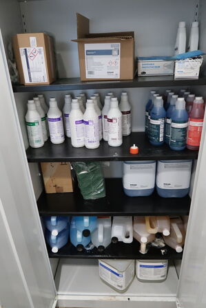 Stålskab med div. Rengøringsmidler